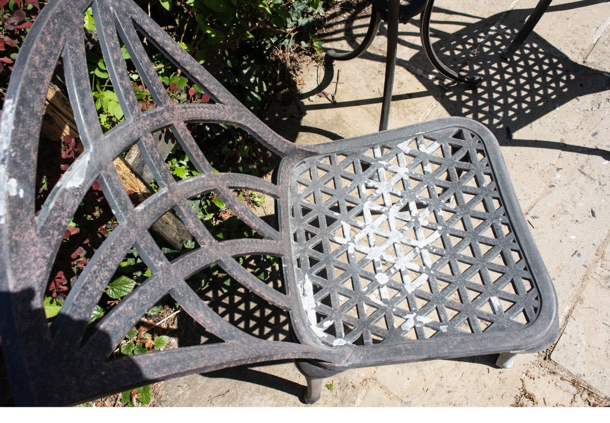 Preparing metal garden furniture before spray painting