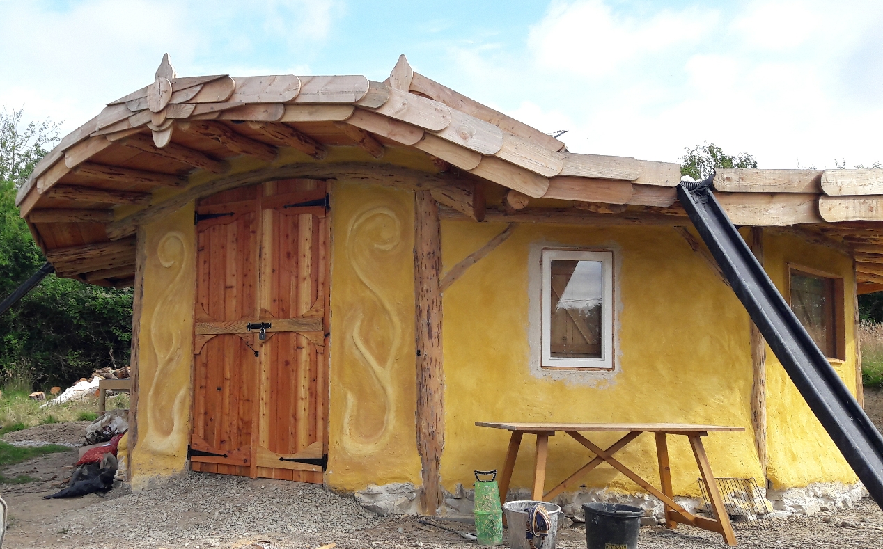 Lime wash Walls - Round wood Timber Natural Building